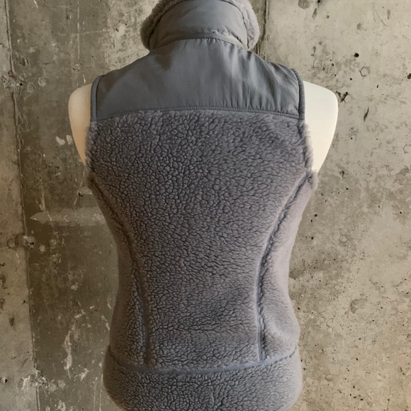 Patagonia Women’s fleece zip up vest - Picture 3 of 7